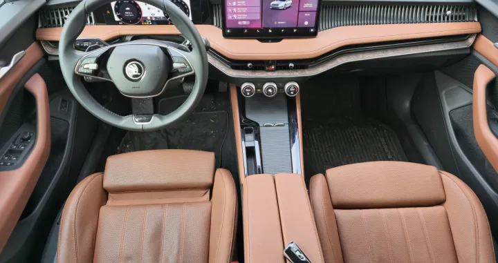  U četvrtoj generaciji Superb na domaće trži&scaron;te dolazi poprilično relaksiran, jer nema nikog od njegove dugogodi&scaron;nje konkurencije da mu parira. Direktni konkurenti mogu se tražiti tek u premijum klasi, kojima Superb želi i može da parira u najbogatije opremljenom izdanju sa bogatom opremom Laurin & Klement...&nbsp; sdgsgddgsdgs/