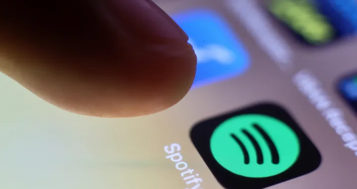 epa09044616 (FILE) - The logo of music streaming company Spotify is pictured on a smartphone in Taipei, Taiwan, 30 July 2020 (reissued 01 March 2021). Spotify confirmed on 01 March 2021 it had removed hundreds of K-Pop releases from its worldwide streaming services over licensing disputes with South Korean distributor Kakao M. EPA/RITCHIE B. TONGO *** Local Caption *** 56665503/Ritchie B. Tongo