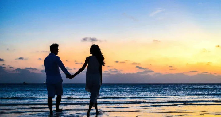 mu&scaron;karac, momak, žena, djevojka, veza, romansa, brak, sreća, ljubav, more, plaža/Pexels
