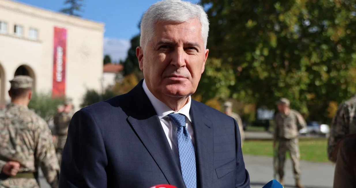 MOSTAR, 31. listopada (FENA) &ndash; U Mostaru je obilježen blagdan Svih svetih i Du&scaron;ni dan polaganjem vijenaca i paljenjem svijeća kod spomenika hrvatskim braniteljima ispred Hrvatskog doma hercega Stjepana Kosače te na drugim gradskim lokacijama. Obilježavanje je započelo komemoracijom i svetom misom u vojarni OS BiH "Stanislav Baja Kraljević", a nastavljeno je polaganjem vijenaca na groblju Masline i ispred Kosače. Program je zavr&scaron;en misom zadu&scaron;nicom u mostarskoj katedrali. (Foto FENA/ Mateo Marinović)/Mateo Marinović