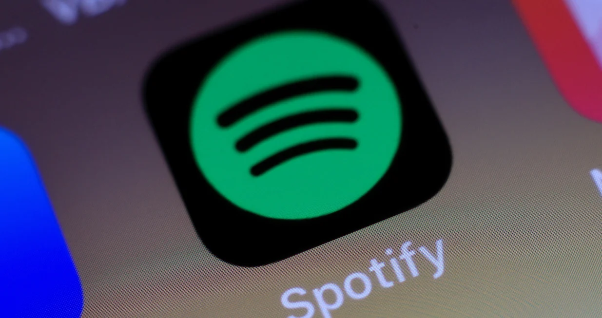 epa08573688 The logo of music streaming company Spotify is pictured on a smartphone in Taipei, Taiwan, 30 July 2020. The Stockholm-based company released its second quarter revenue results on 29 July 2020. EPA/RITCHIE B. TONGO/Ritchie B. Tongo