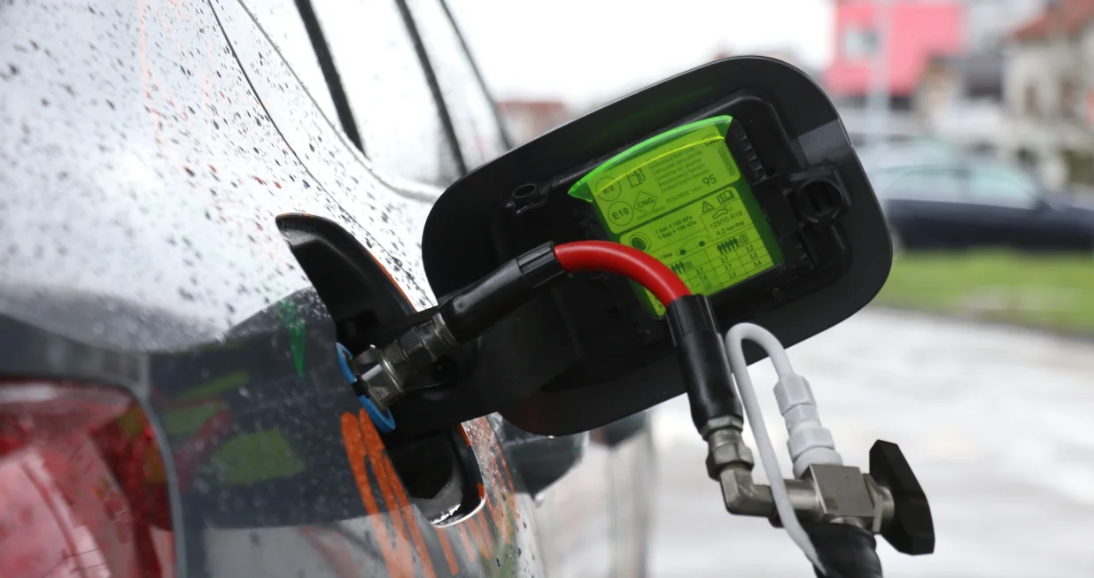 Dok električni automobili osvajaju naslovnice i dobijaju podsticaje, komprimovani prirodni gas CNG tiho gradi reputaciju goriva koje funkcioni&scaron;e. Drugim riječima, dok električna vozila nude revoluciju, CNG nudi evoluciju. Zato, otvaramo karte i analiziramo prednosti i nedostatke...adfhadfh/