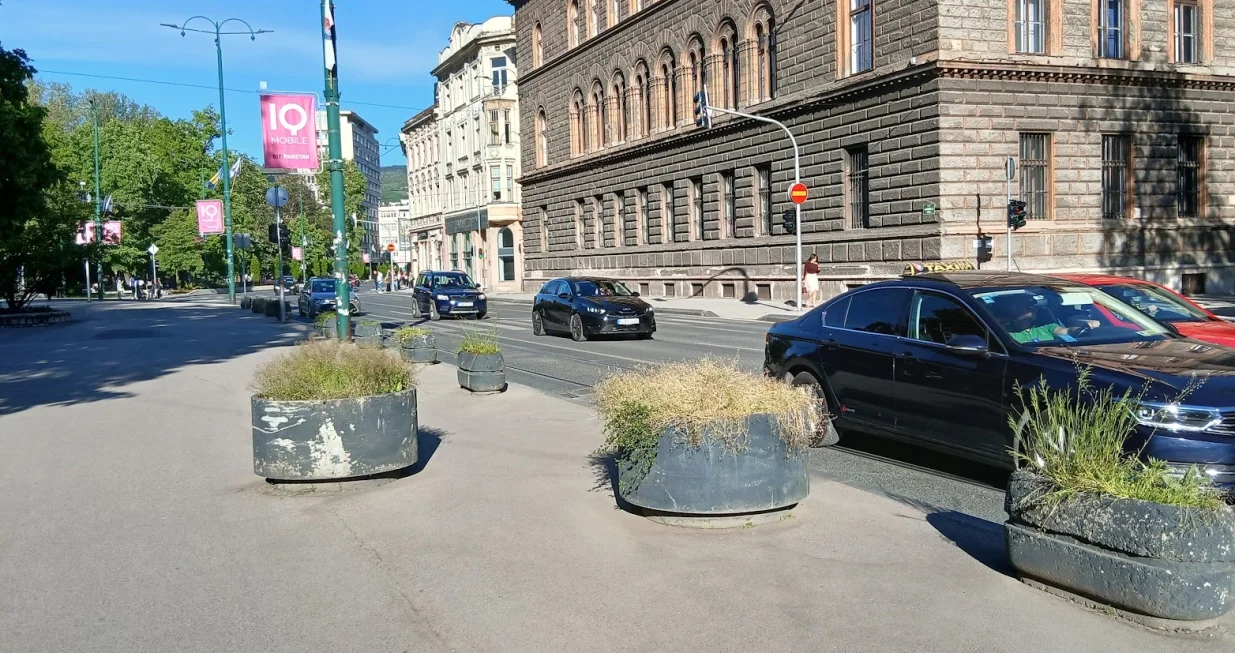 Zakorovljene žardinjere u centru Sarajeva, 4. maj, 2026./