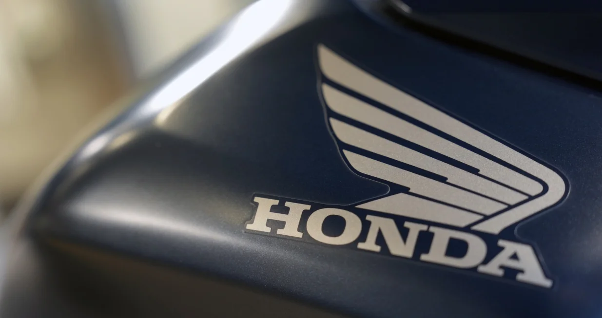 epa10295306 The Honda logo is seen on a motorcycle on display at the Honda Welcome Plaza Aoyama in Tokyo, Japan, 09 November 2022. Honda Motor Co. announced it increased its sales revenue by 25 percent from the same period the previous year, mainly due to large motorcycle sales and a weaker yen. EPA/FRANCK ROBICHON/Franck Robichon