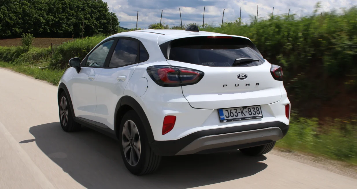 Nakon redizajna Puma je dobila svježiji dizajn, nova tehnolo&scaron;ka rje&scaron;enja i elektrifikovani benzinski pogon, koji je zadržao uzornu dinamiku uz ekonomičnu potro&scaron;nju goriva. Mada je 42 centimetra kraća od Kuge, Puma uspijeva da bez problema obavi većinu svakodnevnih porodičnih zadataka, ali i da bude ugodan i udoban automobil na duže staze...&nbsp; asfdgsdg/