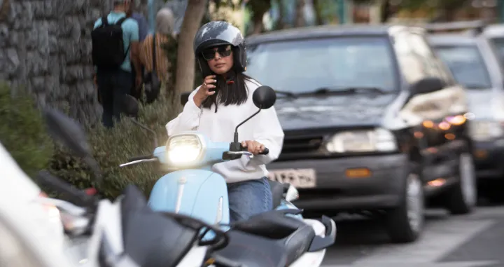 TEHERAN (AA) - Žene u Iranu kojima su odbijene dozvole za motocikle počele su koristiti motocikle za putovanje na posao, posebno u gradovima s izuzetno gustim saobraćajem poput Teherana, uprkos suočavanju s kaznama za saobraćajne prekr&scaron;aje.Iako trenutno iransko zakonodavstvo eksplicitno ne zabranjuje ženama vožnju motocikala, u praksi one ne mogu dobiti dozvole i suočavaju se s kaznama za vožnju motocikla.Pitanje izdavanja vozačkih dozvola za motocikle ženama, &scaron;to je godinama ozbiljan zahtjev u zemlji, ponovo je postalo tema posljednjih sedmica. (Fatemeh Bahrami - Anadolu Agency)/