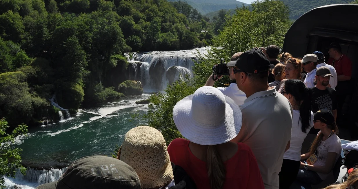 Turistički voz prati regatu/