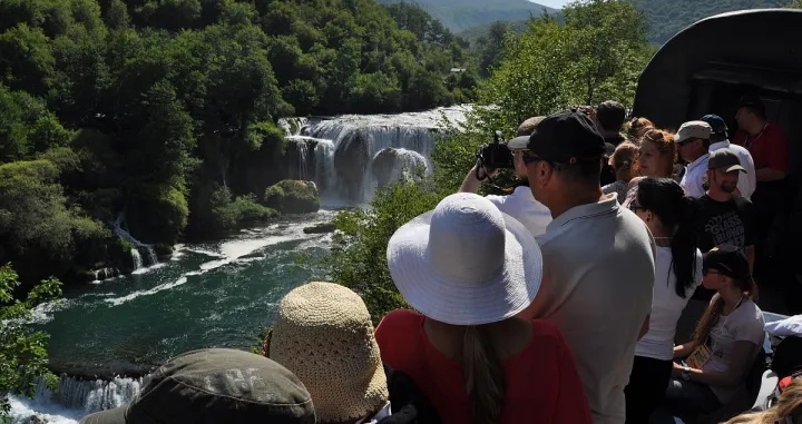Turistički voz prati regatu/