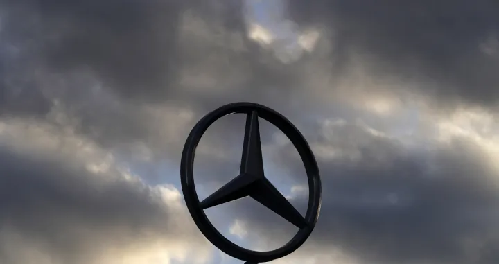 epa09019410 A view of a company Logo at the headquarters of the Daimler AG in Stuttgart, Germany, 17 February 2021. Daimler will release their preliminary business figures for the Fiscal Q4 and the full year 2020 on 17 February 2021. EPA/RONALD WITTEK/Ronald Wittek