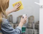 Pranje prozora nikad nije bilo jednostavnije/Free Pik