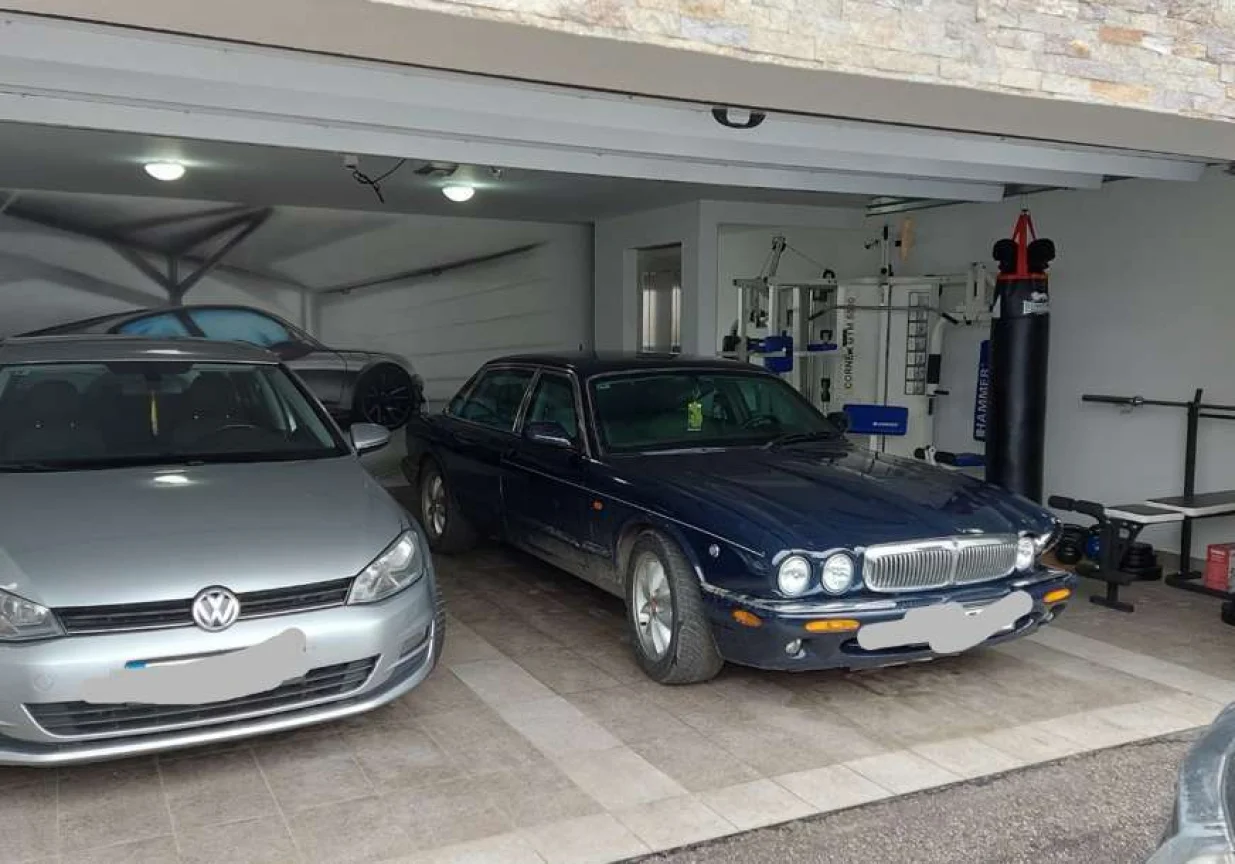 Jaguar u garaži/