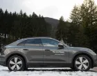 Prva generacija Macana, koja je predstavljena 2014. godine, stekla je popularnost zahvaljujući uzornoj dinamici vožnje temeljenoj na snažnim benzinskim i dizelskim motorima. Njen savremeni nasljednik mijenja pogonski koncept i postaje 100% električni automobil, ali i podiže stepen dinamike u vožnji na jo&scaron; vi&scaron;i nivo&hellip; agjhsfgjsfgjs/Wiper