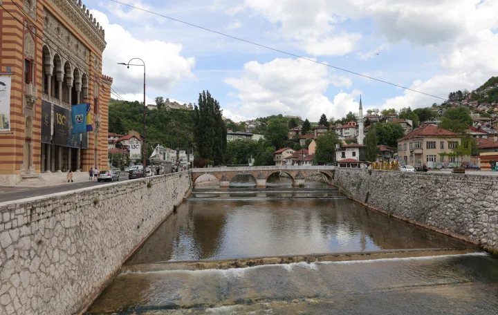 Korito Miljacke Inat kuća/Senad Gubelić