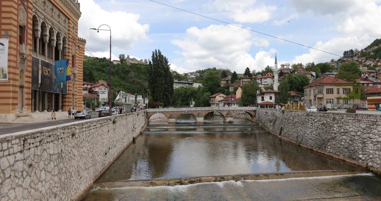 Korito Miljacke Inat kuća/Senad Gubelić