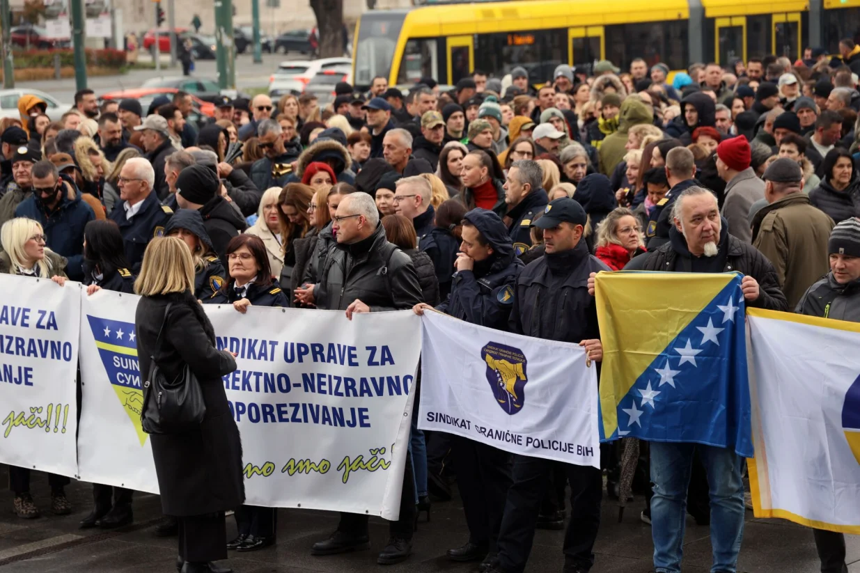 Protest sindikata državnih službenika/Fena