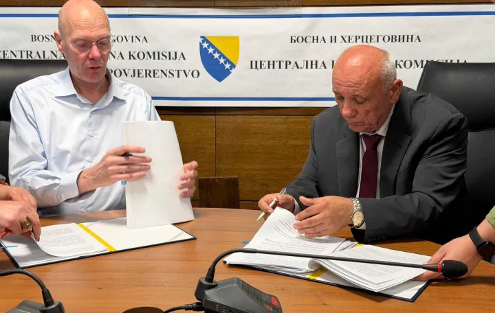 Jovan Kalaba, predsjednik CIK-a i Frans Gunink, direktor "Smartmatic BH" d. o. o., nosilac grupe ponuđača, potpisali ugovor/Cik Bih