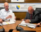 Jovan Kalaba, predsjednik CIK-a i Frans Gunink, direktor "Smartmatic BH" d. o. o., nosilac grupe ponuđača, potpisali ugovor/Cik Bih