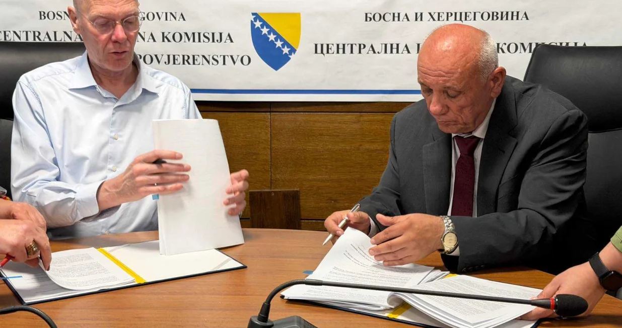Jovan Kalaba, predsjednik CIK-a i Frans Gunink, direktor "Smartmatic BH" d. o. o., nosilac grupe ponuđača, potpisali ugovor/Cik Bih