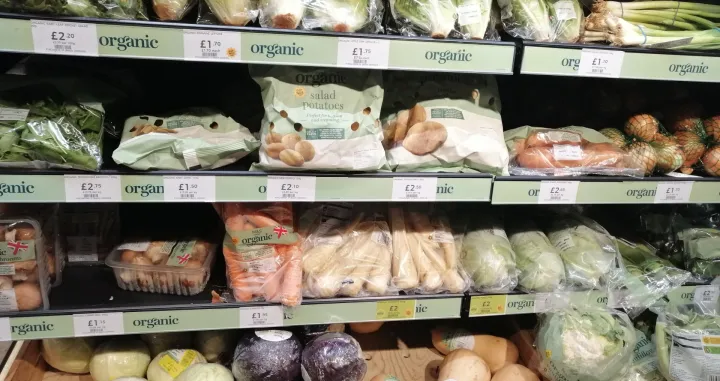 Polica sa organskim povrćem u tržnom centru u Velikoj Britaniji/