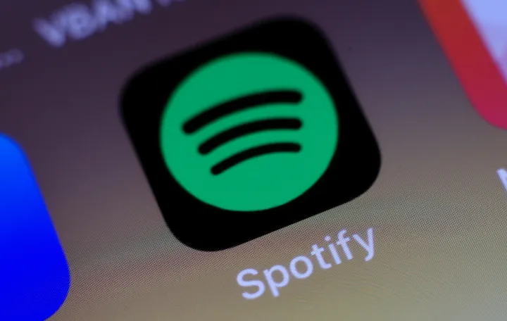 epa08573688 The logo of music streaming company Spotify is pictured on a smartphone in Taipei, Taiwan, 30 July 2020. The Stockholm-based company released its second quarter revenue results on 29 July 2020. EPA/RITCHIE B. TONGO/Ritchie B. Tongo