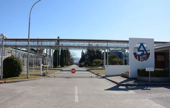 Mostar, BiH - 21. februar 2020:Proizvodnja u Aluminiju stala je 10. jula pro&scaron;le godine, nakon čega su uručeni otkazi za oko 70 posto tada&scaron;nje radne zajednice. Sredinom pro&scaron;log mjeseca rje&scaron;enja o otkazu potpisali su i preostali radnici. (Zeljko Milicevic - Anadolu Agency)/Zeljko Milicevic 