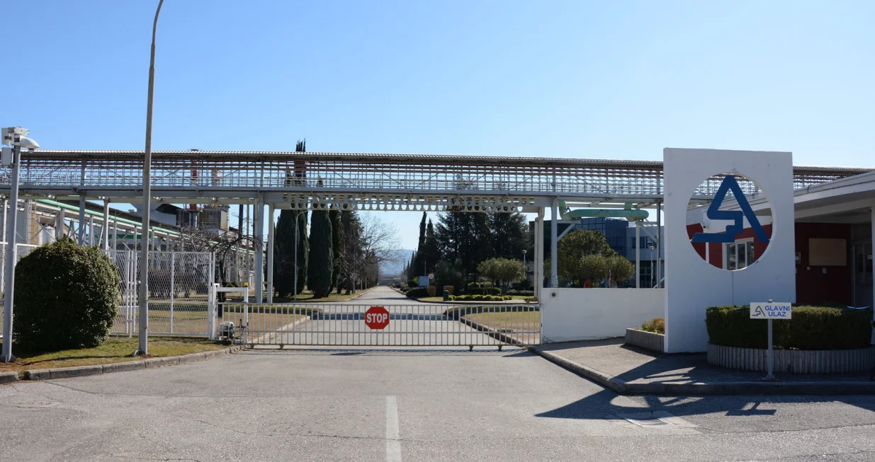 Mostar, BiH - 21. februar 2020:Proizvodnja u Aluminiju stala je 10. jula pro&scaron;le godine, nakon čega su uručeni otkazi za oko 70 posto tada&scaron;nje radne zajednice. Sredinom pro&scaron;log mjeseca rje&scaron;enja o otkazu potpisali su i preostali radnici. (Zeljko Milicevic - Anadolu Agency)/Zeljko Milicevic 