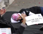 Performans na skupu "5 do 12" ispred Narodnog pozori&scaron;ta u Sarajevu, u znak podr&scaron;ke oboljelima od karcinoma dojke/Senad Gubelić
