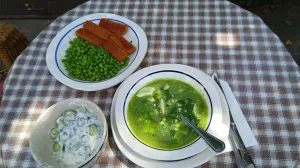 Zelena supa gra&scaron;ak i riblji &scaron;tapići i lukmira i krastavci/