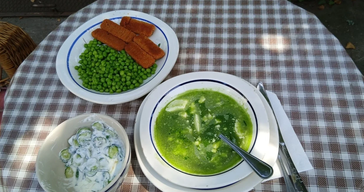 Zelena supa gra&scaron;ak i riblji &scaron;tapići i lukmira i krastavci/