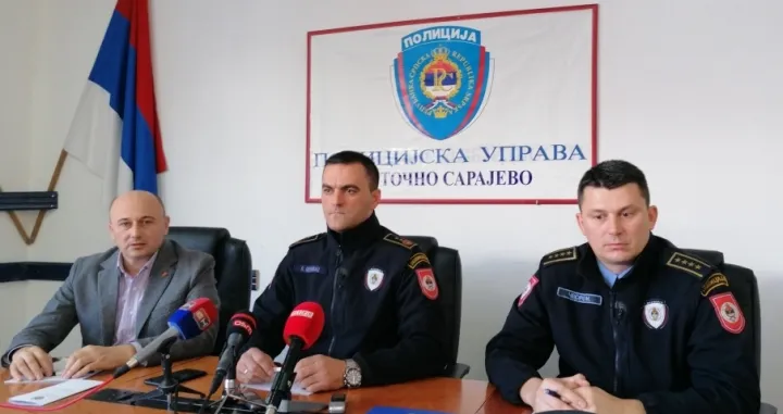 Načelnik CJB Istočno Sarajevo Branimir &Scaron;ehovac (u sredini) Neboj&scaron;a Popović, načelnik krim policije (lijevo)/