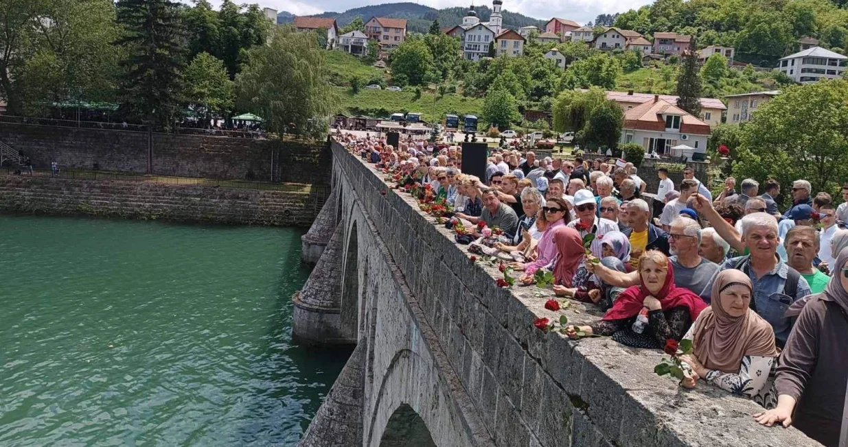 Vi&scaron;egrad, ruže za ubijene/Preporod