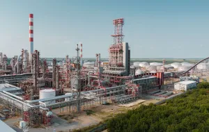 Beograd, 26. aprila 2025.-Naftna industrija Srbije (NIS) saop&scaron;tila je danas da nova posebna licenca koju je izdalo Ministarstvo finansija SAD, a kojom je stupanje na snagu sankcija u punom obimu prema toj kompaniji odloženo do 27. juna, omogućava nesmetano obavljanje operativnih aktivnosti NIS-a do tog datuma."Kompanija NIS zahvaljuje Vladi Srbije i svim ostalim domaćim i stranim institucijama koje su podržale zahtev upućen Ministarstvu finansija SAD", pi&scaron;e u saop&scaron;tenju. FOTO TANJUG/ NIS/ STOJAN VA&Scaron;EV/ nr/Nis/ Stojan Va&Scaron;ev