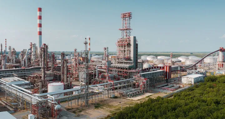 Beograd, 26. aprila 2025.-Naftna industrija Srbije (NIS) saop&scaron;tila je danas da nova posebna licenca koju je izdalo Ministarstvo finansija SAD, a kojom je stupanje na snagu sankcija u punom obimu prema toj kompaniji odloženo do 27. juna, omogućava nesmetano obavljanje operativnih aktivnosti NIS-a do tog datuma."Kompanija NIS zahvaljuje Vladi Srbije i svim ostalim domaćim i stranim institucijama koje su podržale zahtev upućen Ministarstvu finansija SAD", pi&scaron;e u saop&scaron;tenju. FOTO TANJUG/ NIS/ STOJAN VA&Scaron;EV/ nr/Nis/ Stojan Va&Scaron;ev