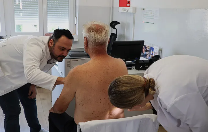 MOSTAR, 18. svibnja (FENA) - Klinika za kožne i spolne bolesti Sveučili&scaron;ne kliničke bolnice (SKB) Mostar obilježila je u ponedjeljak, u sklopu kampanje "Euromelanoma 2026", Europski dan borbe protiv melanoma organizacijom besplatnih pregleda kože s ciljem pravovremenog otkrivanja melanoma i drugih malignih tumora kože. (Foto FENA/ES)/Es