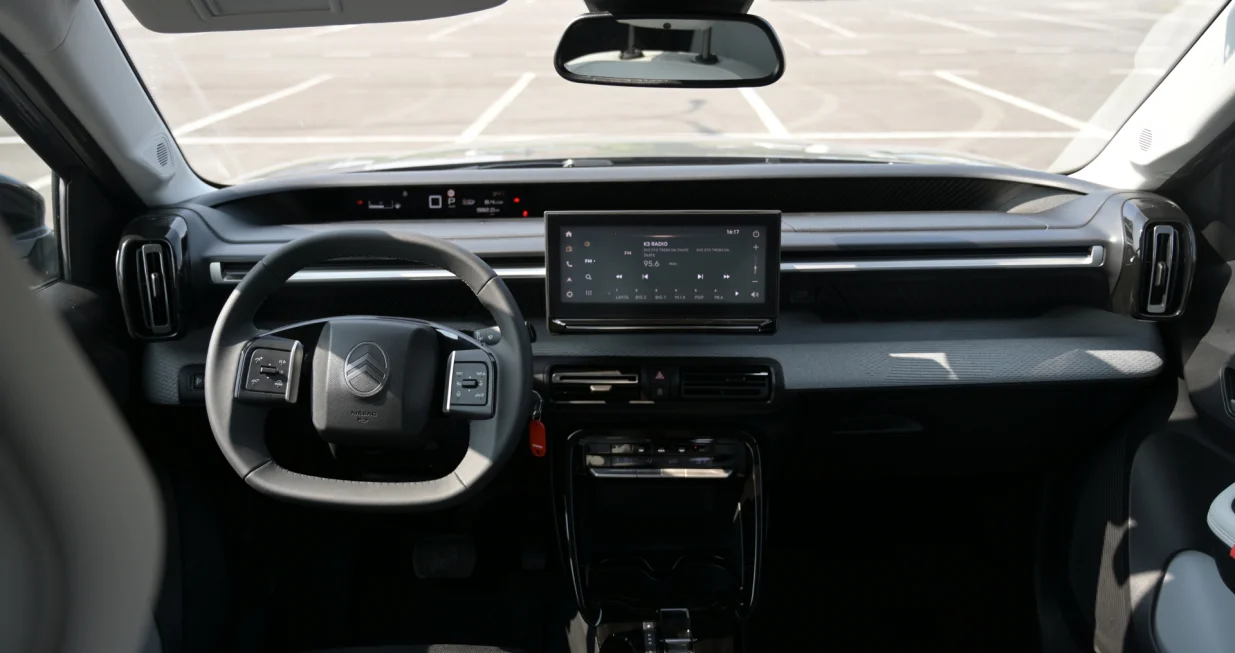 Od nekada&scaron;njeg gradskog modela, Citro&euml;n je C3 u potpunosti transformisao u moderan gradski krosover. Nova Aircross verzija dodatno pro&scaron;iruje njegovu funkcionalnost, a domaćim kupcima sada nudi i opciju s tri reda sjedi&scaron;ta, koja dodatno podiže vrijednost ovog po mnogo čemu zanimljivog automobila&hellip; adfhsdfh/
