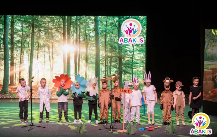 Priča o spa&scaron;enom konju obilježila je Festival za ekologiju i mir u Zenici. Kroz predstavu "Galop srca" vi&scaron;e od 200 mali&scaron;ana poslalo je poruke ljubavi prema životinjama, prirodi i svijetu koji ih okružuje/Abakus