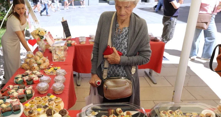 Ispred Ekonomskog fakulteta humanitarni bazar srce za djeccu/Senad Gubelić
