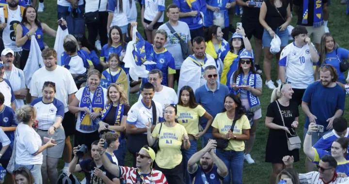 Grupa na&scaron;ih navijača u Seattleu pred utakmicu/Fena