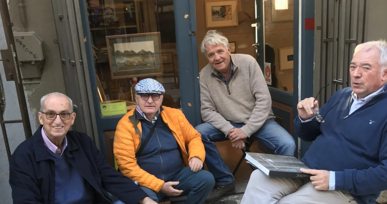 fotka s bascarsije kako navodi davor ispred radnje mirze huntica, zajedno s arh amir vuk zec i milan gutovic/
