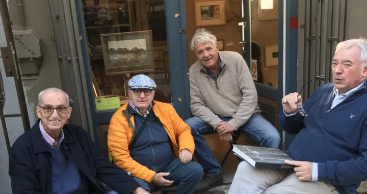 fotka s bascarsije kako navodi davor ispred radnje mirze huntica, zajedno s arh amir vuk zec i milan gutovic/