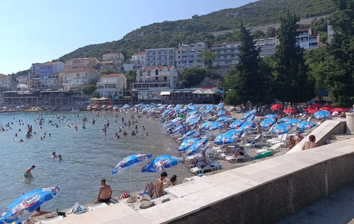 Neum, počela sezona, gužve, hoteli, obala, more/
