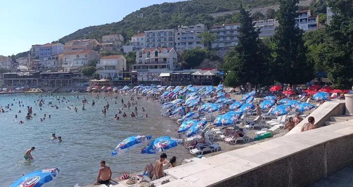 Neum, počela sezona, gužve, hoteli, obala, more/
