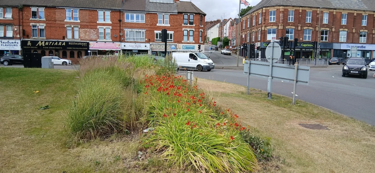 Jednodnevni ljiljani, rudbekija i ukrasne trave na cvjetnoj gredici na kružnom toku/