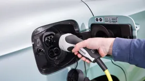 Dok električni automobili osvajaju naslovnice i dobijaju podsticaje, komprimovani prirodni gas CNG tiho gradi reputaciju goriva koje funkcioni&scaron;e. Drugim riječima, dok električna vozila nude revoluciju, CNG nudi evoluciju. Zato, otvaramo karte i analiziramo prednosti i nedostatke.../&Scaron;koda Auto