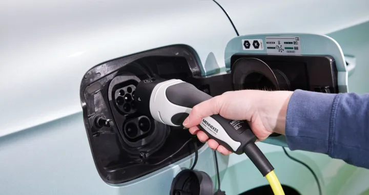 Dok električni automobili osvajaju naslovnice i dobijaju podsticaje, komprimovani prirodni gas CNG tiho gradi reputaciju goriva koje funkcioni&scaron;e. Drugim riječima, dok električna vozila nude revoluciju, CNG nudi evoluciju. Zato, otvaramo karte i analiziramo prednosti i nedostatke.../&Scaron;koda Auto