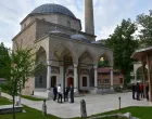 Veliki broj vjernika klanjao je jutros bajram-namaz u Aladža džamiji u Foči, jednoj od najljep&scaron;ih u Bosni i Hercegovini, ali i na Balkanu. Osim stanovnika ovog grada i okoline, najradosniji praznik u Foči su željeli dočekati i brojni Fočaci koji žive u drugim gradovima BiH. (Anadolu Agency - Anadolu Agency)/Anadolu Agency