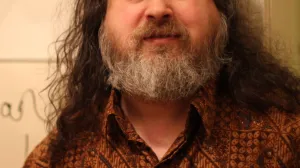 Američki programer Richard Matthew Stallman, osnivač Pokreta za slobodni softver, projekta GNU i Zadužbine za slobodni softver. Glavno dostignuće mu je GNU-ova op&scaron;ta javna licenca, najupotrebljavanija licenca za slobodni softver./Amacad