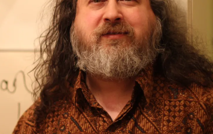 Američki programer Richard Matthew Stallman, osnivač Pokreta za slobodni softver, projekta GNU i Zadužbine za slobodni softver. Glavno dostignuće mu je GNU-ova op&scaron;ta javna licenca, najupotrebljavanija licenca za slobodni softver./Amacad