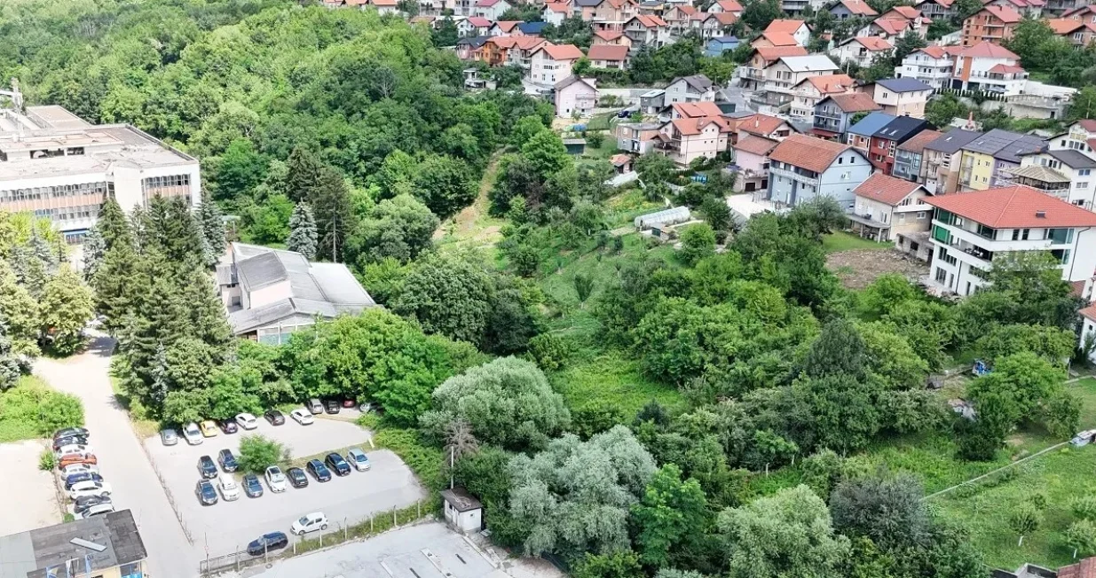 Lokacija na kojoj Pavlović navodno planira izgradnju stanova u Buća Potoku/Biznisinfo.ba