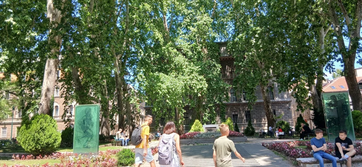 U sjeni urbanog drveca uzivaju sve generacije./